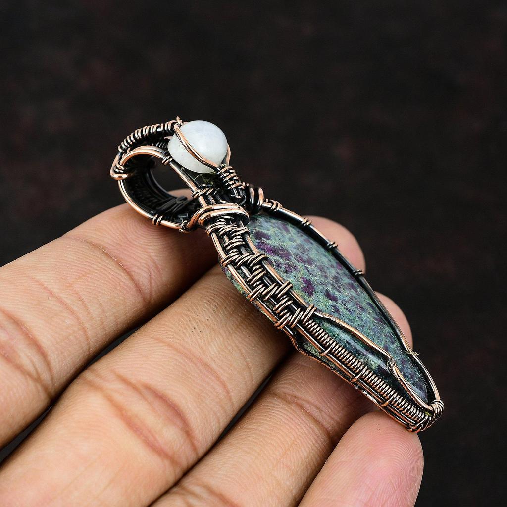 Рубин в кианите, кулон, обернутый медной проволокой, драгоценный камень, медные украшения, лунный камень, украшения ручной работы, дизайнерский кулон для женщин, подарок для него