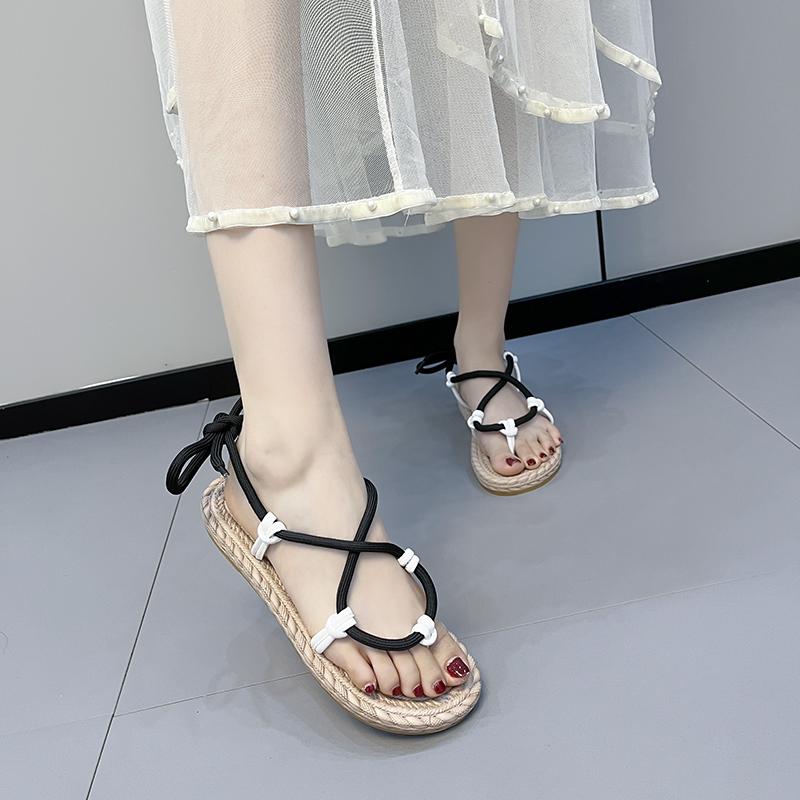 Большие сандалии для женщин 2023 года, летняя новая стильная верхняя одежда с плоской подошвой, однорядные пляжные тапочки в стиле феи в римском стиле для женщин