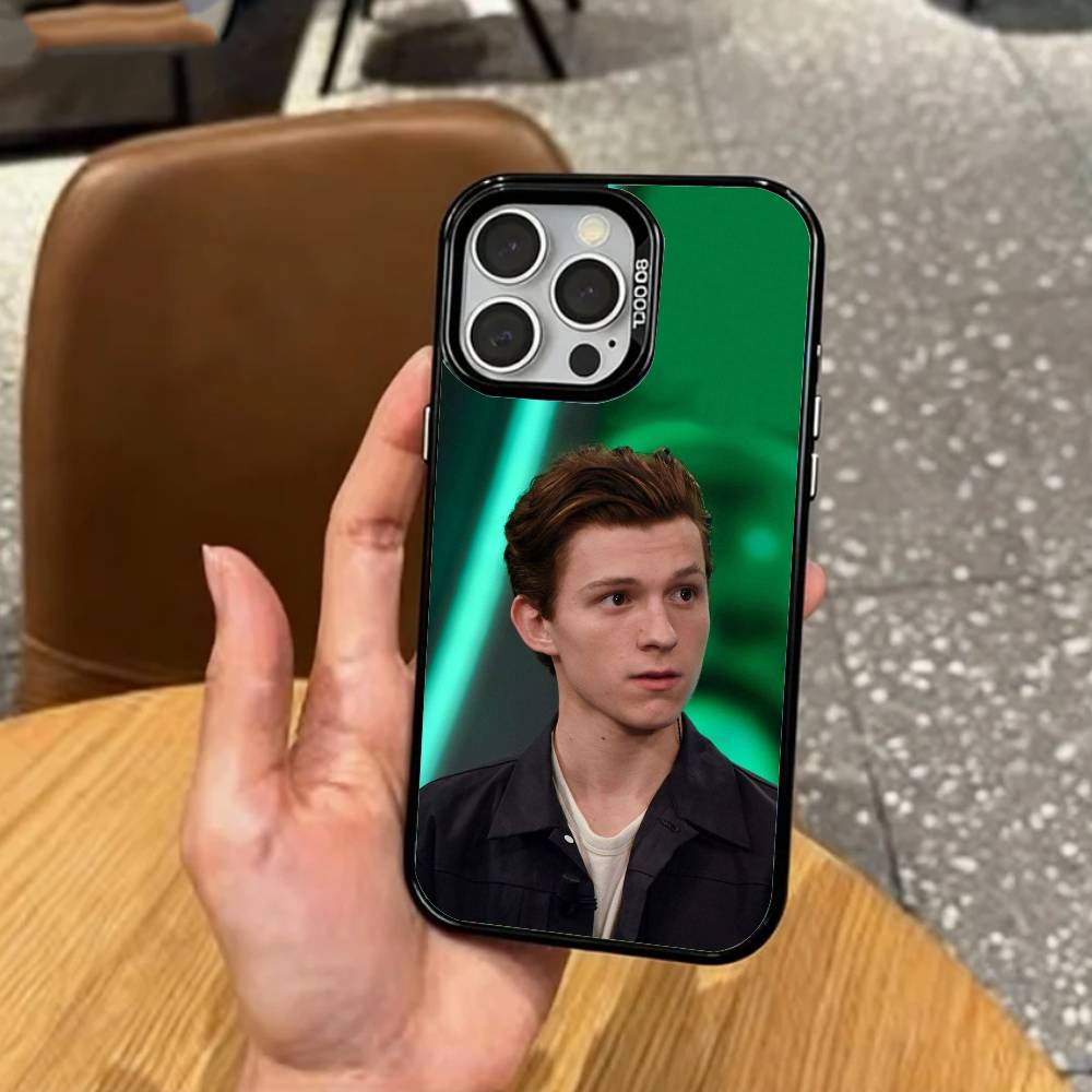 Красивый британский актер Том Холланд Чехол для телефона для iPhone 17, 16, 15, 14, 13, 12, 11 Plus, Pro Max Цветной Посеребренный Внутренний чехол