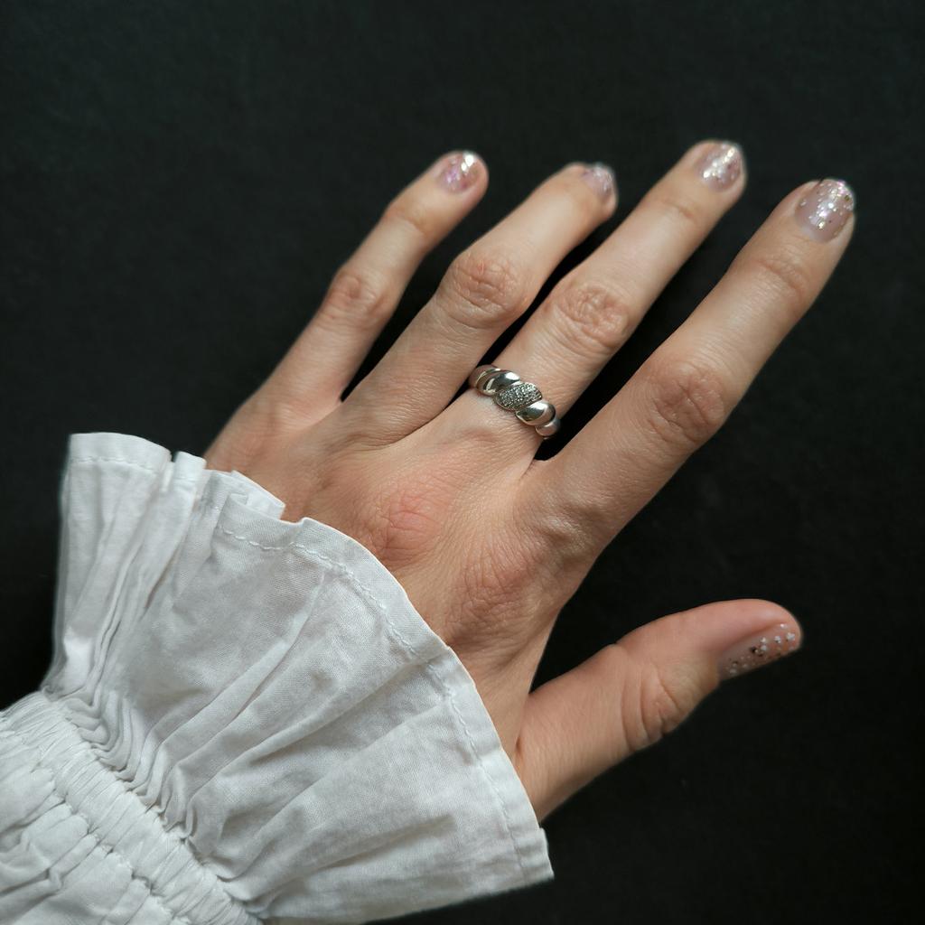 Серебряное кольцо с фианитами, вес изделия 1,55 гр (2209454)