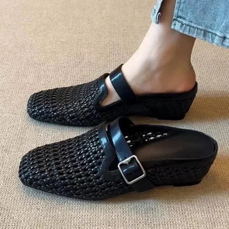 Модные женские тапочки на танкетке, плетеные мюли с ремешком на пятке, летние босоножки на каблуке 2025 с квадратным носком, модные новые сандалии для женщин