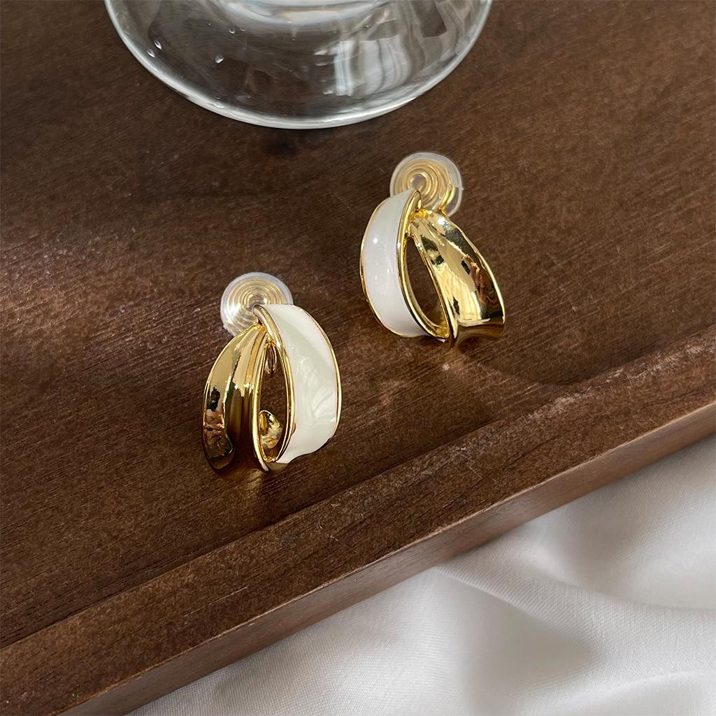 Французские ретро-клипсы для ушей Camellia: Модные серьги без проколов, высококачественный дизайн, идеально подходят для поездок на работу.