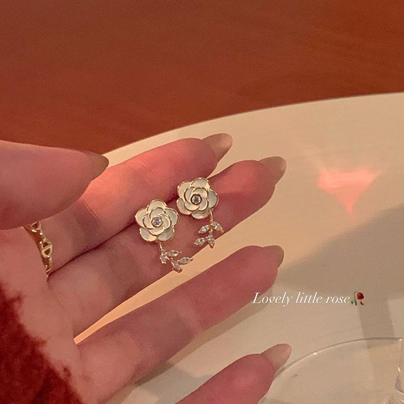 Серьги-пусеты из серебра 925 пробы, маленькие, свежие, универсальные, в виде цветков, женские, легкая роскошь, нишевые, премиальные, с жемчугом