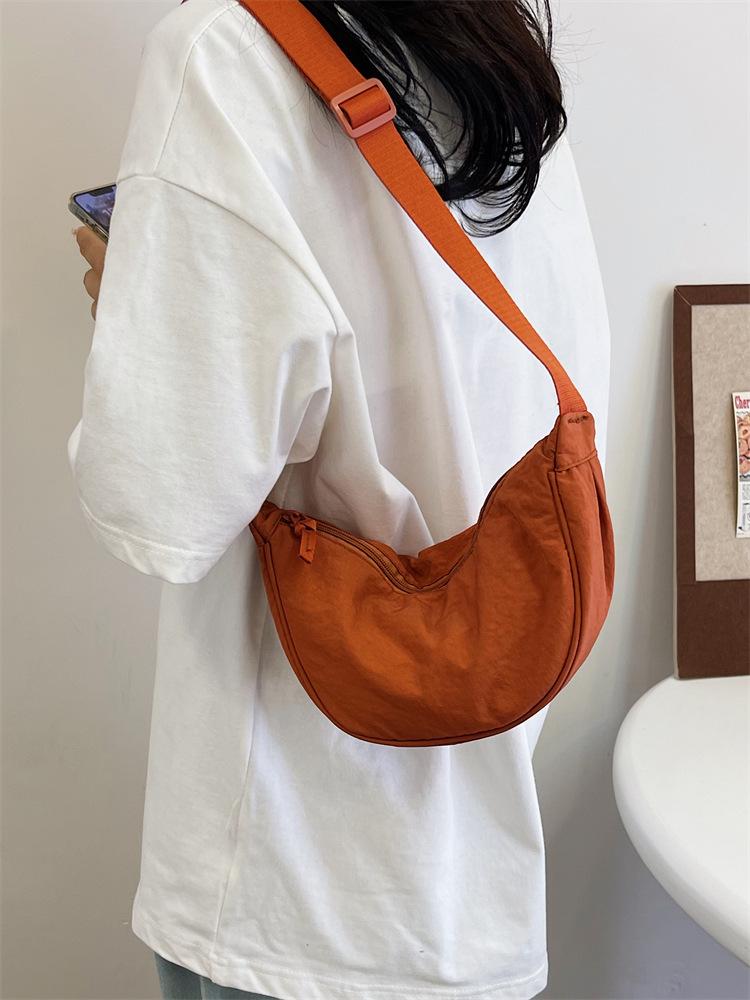 Трендовая женская нейлоновая сумка-пельмень 2025 - Легкая, маленькая, кроссбоди, холщовая сумка на плечо и подмышку