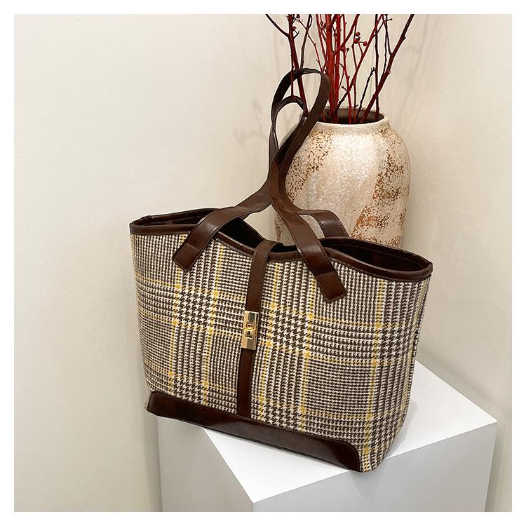 Шерстяная модная сумка-тоут: Вместительная наплечная сумка для осени/зимы 2024