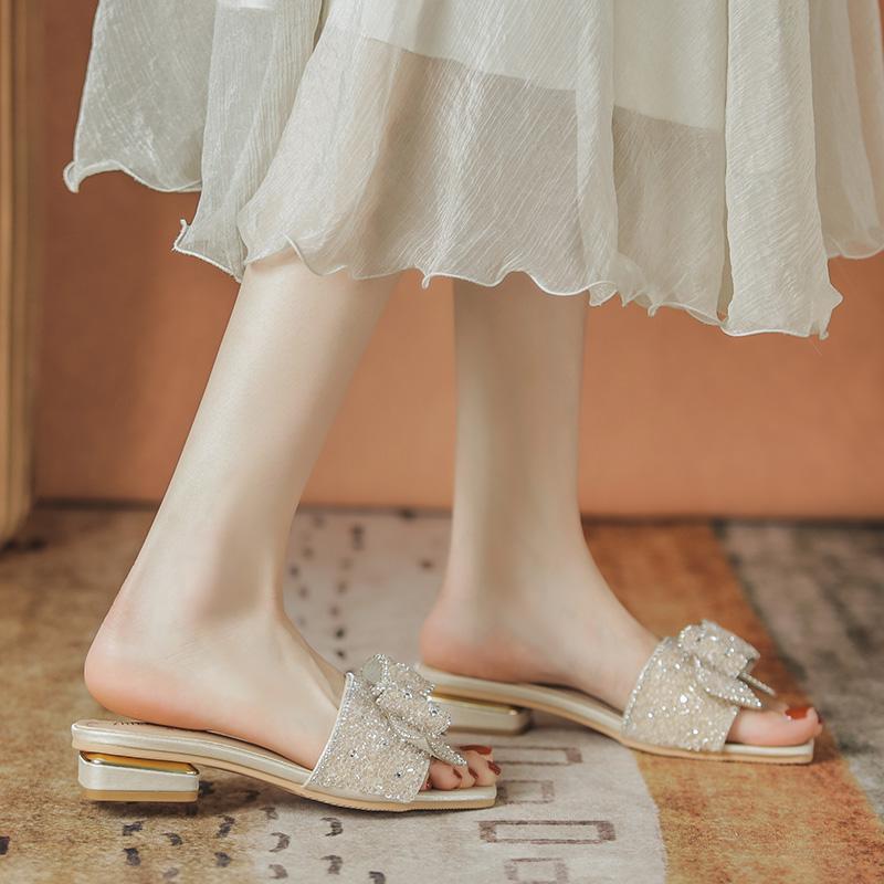 Шлепанцы на толстом каблуке с нескользящей подошвой женские лето 2025 новые феи ветер бриллианты с юбкой носить пляжные шлепанцы