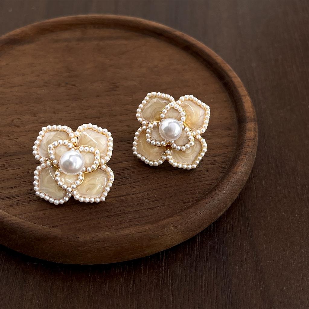 Light Luxury Heavy-Duty Shiny Floral Earrings: Artistic Retro Style Stud Earrings with High-End Feel for Brides