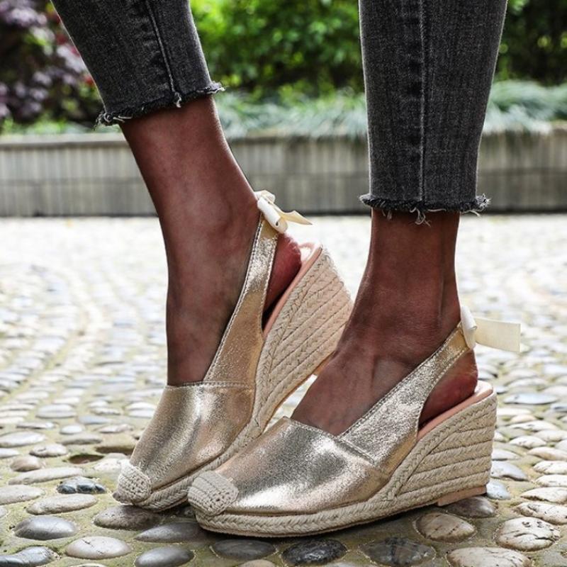 Модные женские босоножки на танкетке, новые летние туфли ручной работы на высоком каблуке с бантом, бандажные тапочки большого размера с закрытым носком, пляжные тапочки