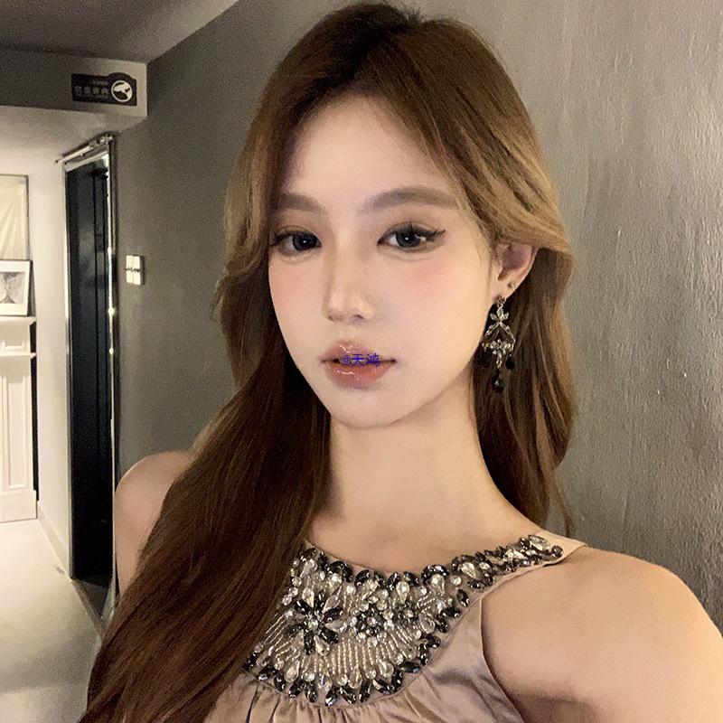 Серьги-кисточки в ретро-придворном стиле с черными бриллиантами и персиковым чаем, создающие великолепную атмосферу главной героини.