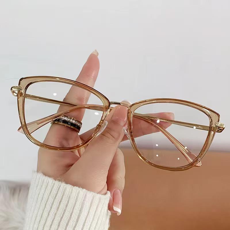 Trendy Women's Light-Changing Transparent Myopia Glasses with Slim Big Frame