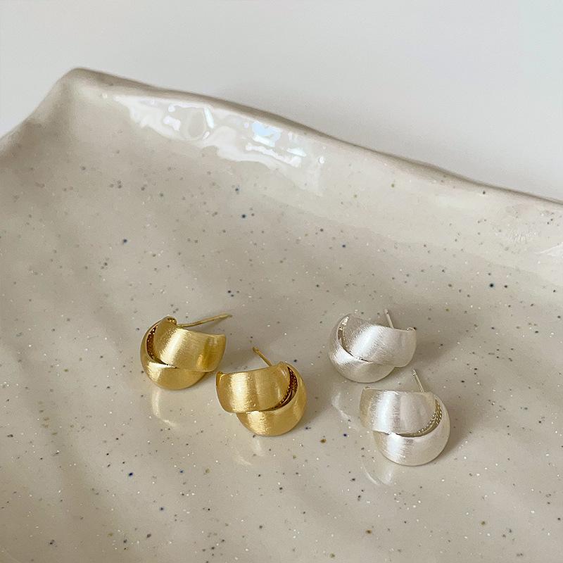 Niche Design Brushed Metal Staggered High-End Stud Earrings Women'S Cold Wind Simple Personalized Earrings