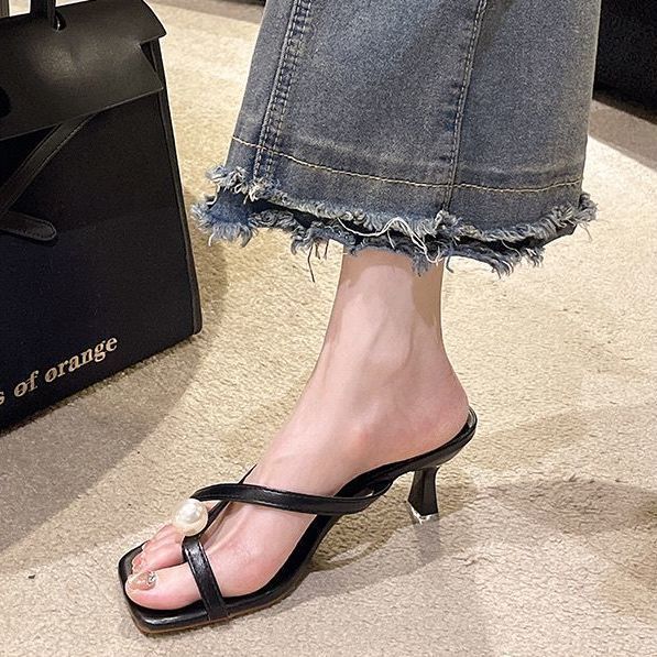 Интернет знаменитости мода жемчужный носок с сандалиями женские 2025 лето новый квадратный носок тонкий каблук темперамент шлепанцы
