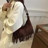 Искусственная замша Суперпопулярная нишевая замшевая сумка через плечо для женщин Новый дизайн с кисточками Однотонная сумка кроссбоди KTY