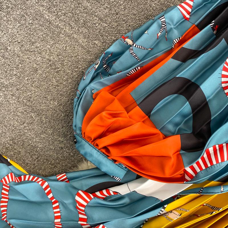 RUGOD Весна и осень популярно в Европе и Америке. Свободное атласное платье средней длины с принтом и круглым вырезом.