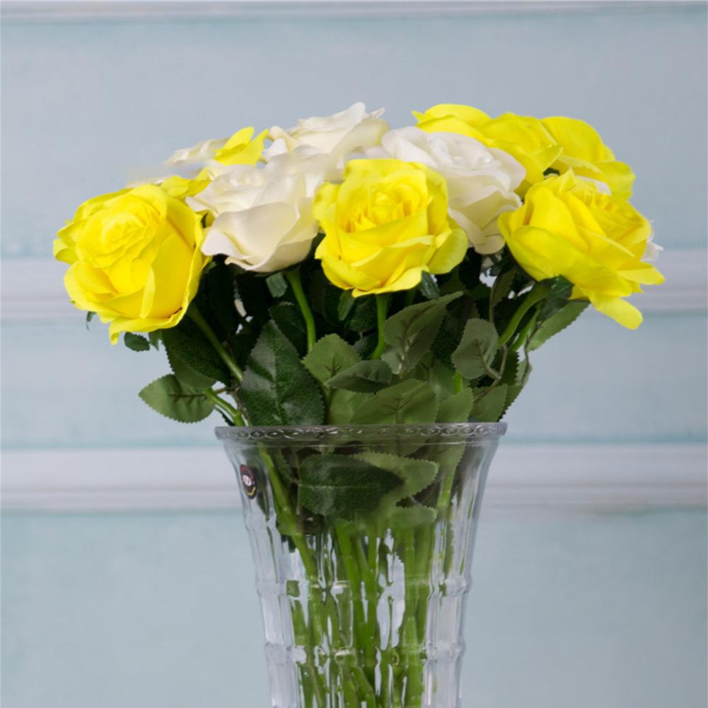 Экономичное и не требующее ухода украшение из роз для свадьбы