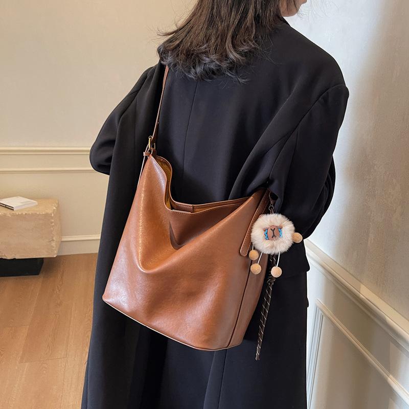 Large Capacity Trendy Bag Women's Bag 2025 New Textured Commuter Bucket Bag Solid Color Retro Shoulder Messenger Bag