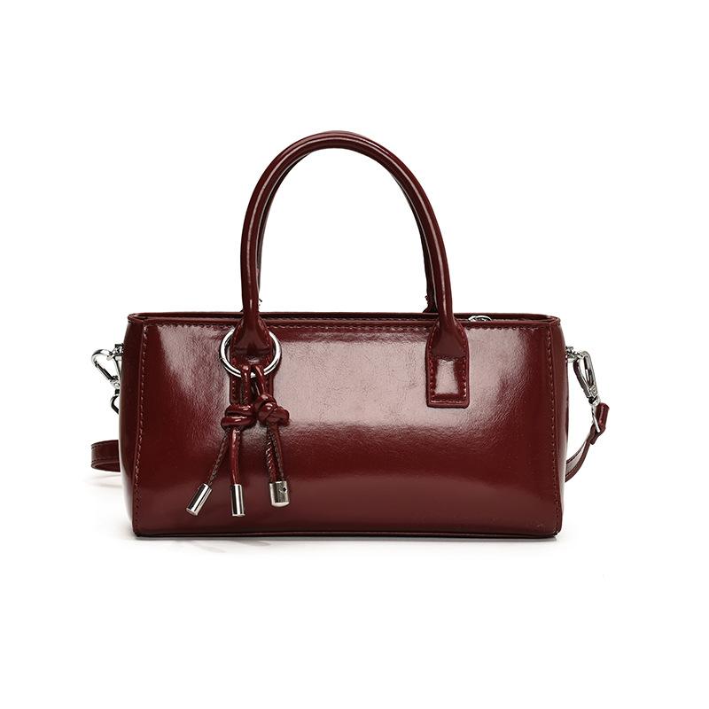 Сумки большой вместимости женские осенне-зимние универсальные 2025 новая модная сумка через плечо и мессенджер популярны в этом году. Портативные наволочки