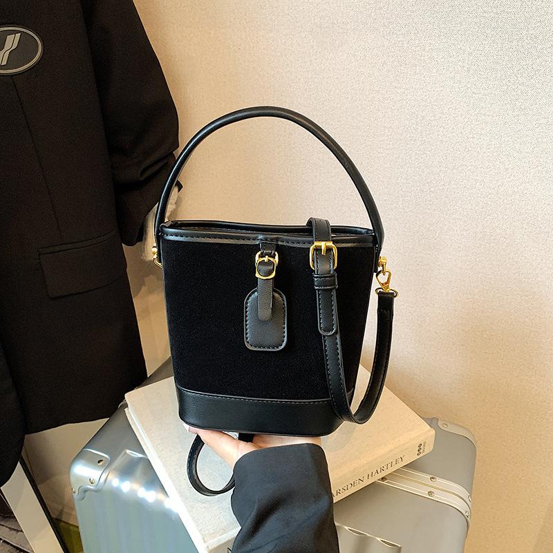 Популярная в этом году маленькая женская сумка осень-зима 2025 новая ретро на плечо, сумка-мессенджер, повседневная портативная сумка-ведро