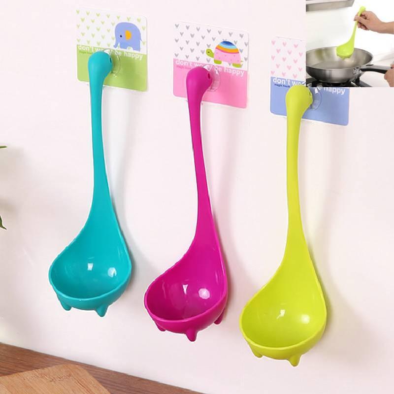 Универсальный пластиковый набор суповых ложек с длинной ручкой, идеально подходящий для использования на кухне и в столовой.