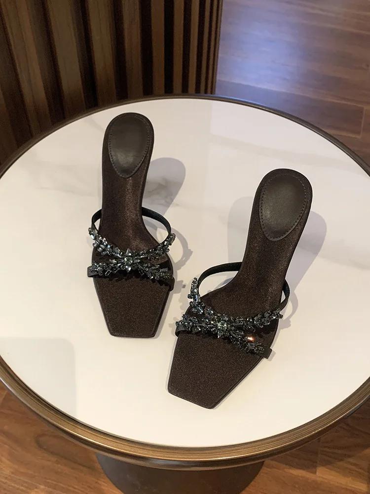 Новые летние женские босоножки на высоком каблуке с крестообразным ремешком и стразами, квадратные босоножки с открытым носком, шелковые сексуальные туфли-шпильки на высоком каблуке-мюли