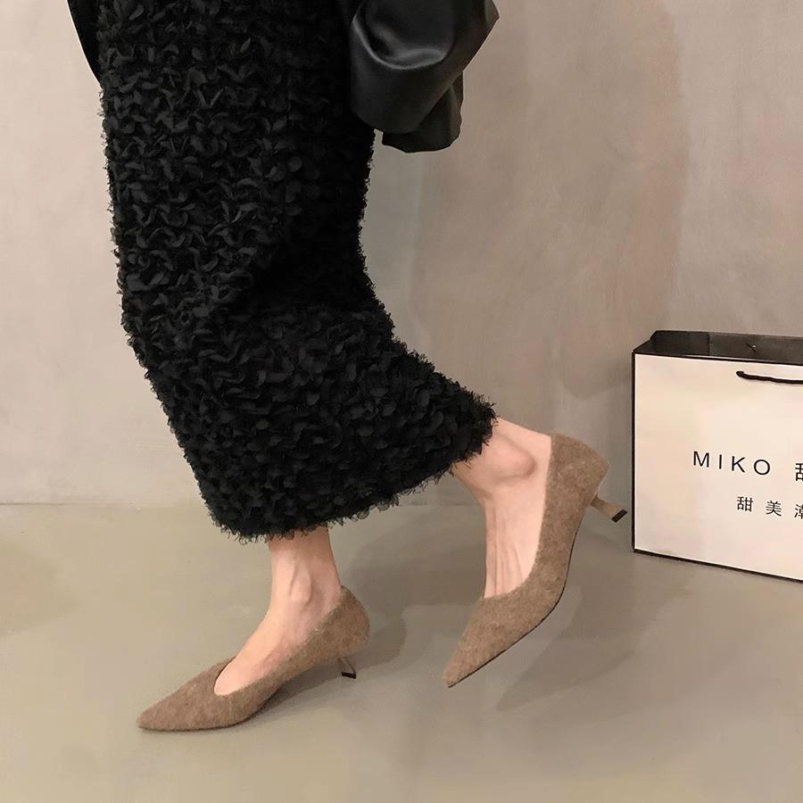 Французские черные туфли на высоком каблуке, остроносые, одинарные, женская обувь 2025, новинка, осень и зима, верхняя одежда, плюшевые, для通勤, пушистые туфли