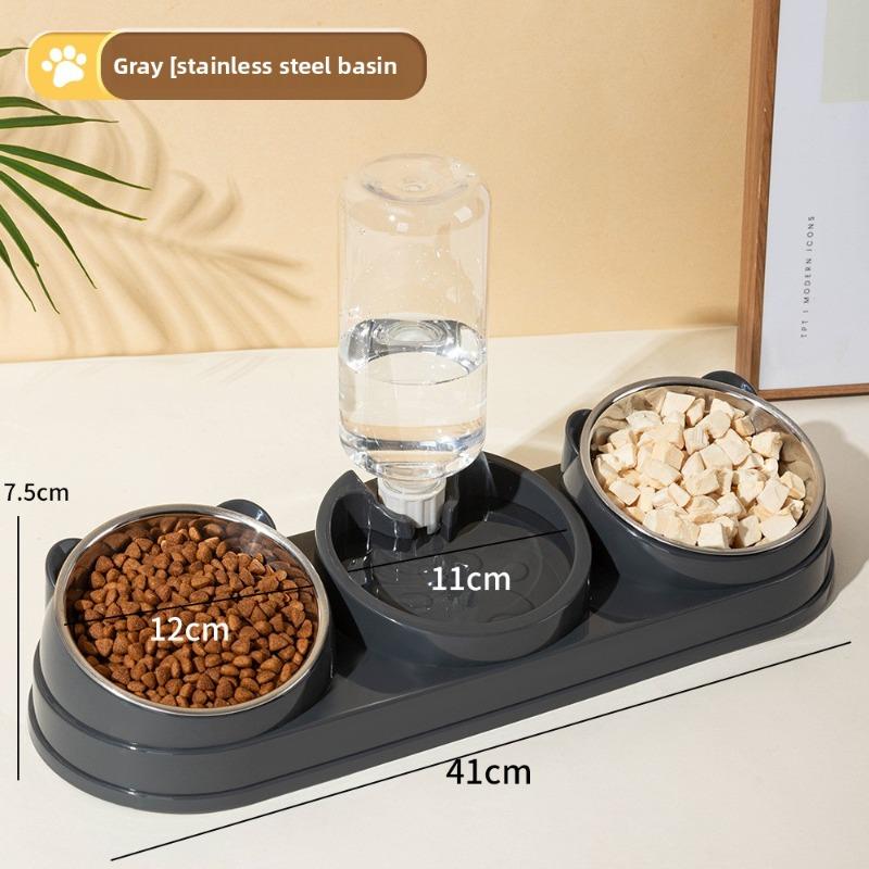 Двойная миска для кошек с наклонным краем оснащена автоматической поилкой и кормушкой для предотвращения ее опрокидывания.