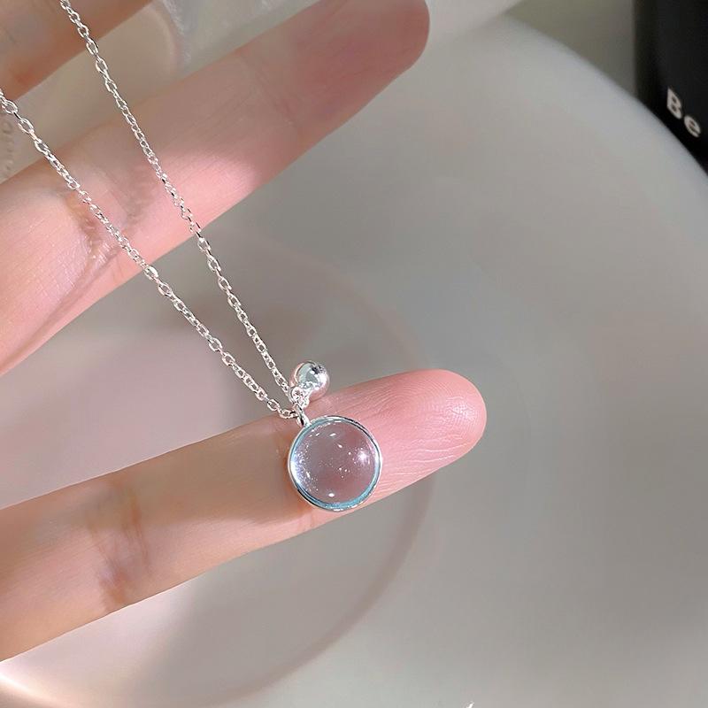 Маленькое свежее светло-морское голубое круглое ожерелье для женщин. Летнее освежающее универсальное украшение на шею.