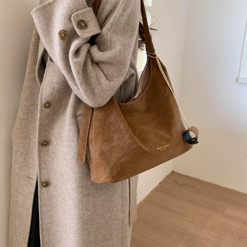 Сумка большой вместимости женская осенне-зимняя универсальная 2025 новая ретро сумка через плечо, простая классическая сумка-тоут для通勤