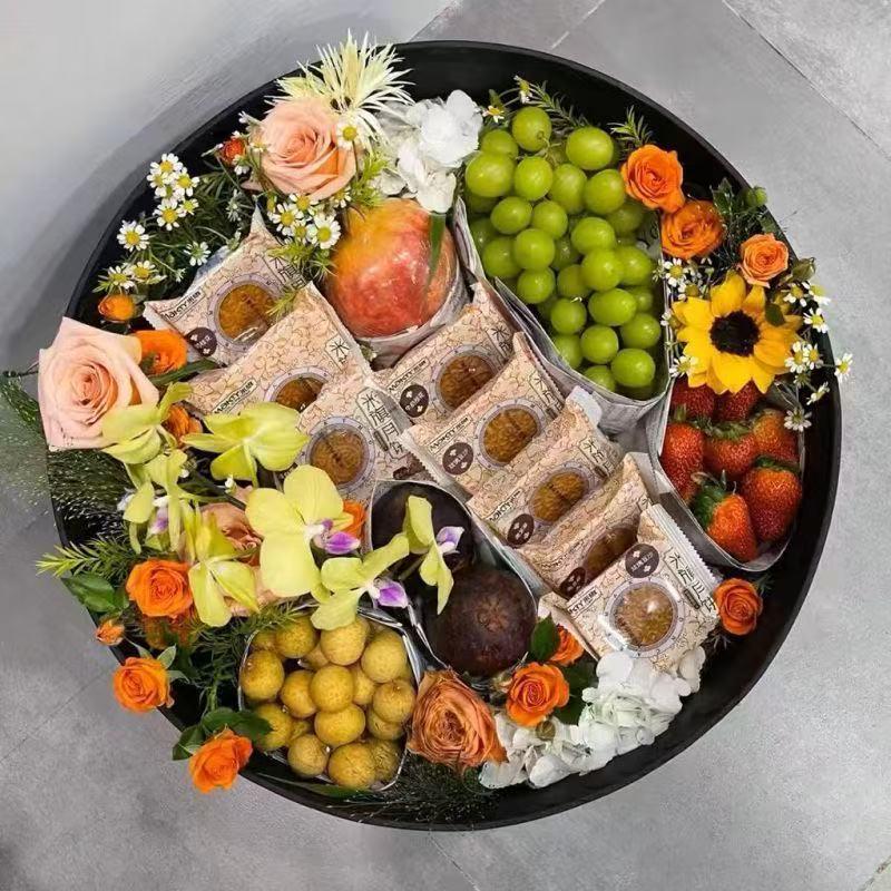 Прозрачная круглая подарочная коробка для цветов и фруктов, которую удобно носить в руке.