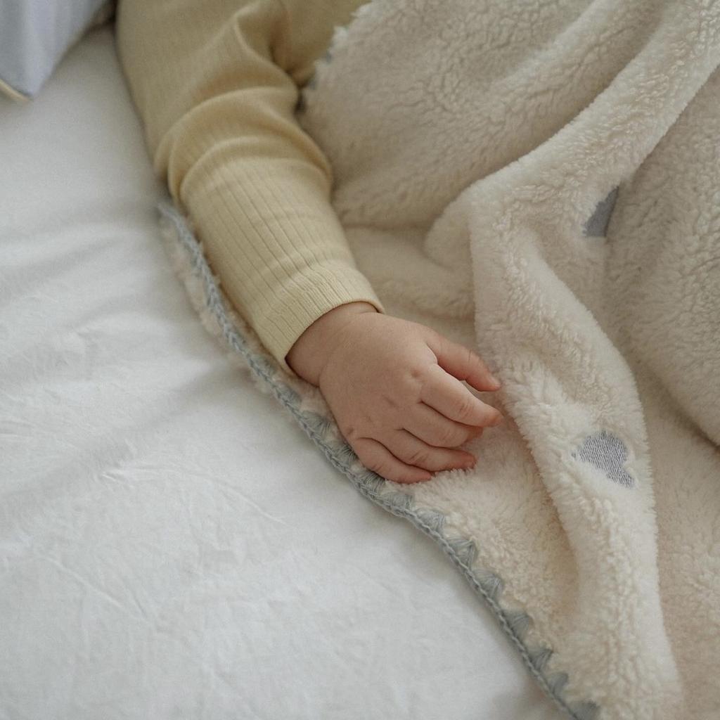 Фланелевое детское одеяло, мягкое, теплое, с вышивкой, для новорожденного, одеяло для кроватки, с рисунком медведя, кролика, осенне-зимнее детское одеяло 90*130 см