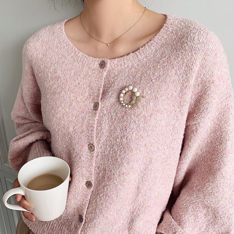 Exquisite Imitation Pearl Rhinestone Wreath Butterfly Brooch For Women Trend Elegant Circle Brooch Pins Party Wedding Gifts