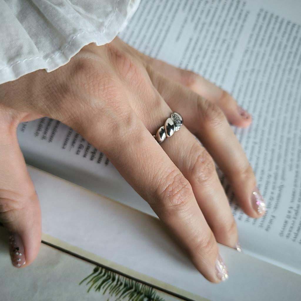 Серебряное кольцо с фианитами, вес изделия 1,55 гр (2209454)
