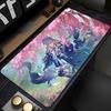 Игровой коврик для мышиБольшой коврик для стола Противоскользящая резиновая основа Прошитые края Синий светящийся принт Аниме-персонажа для игр и офисного стола
