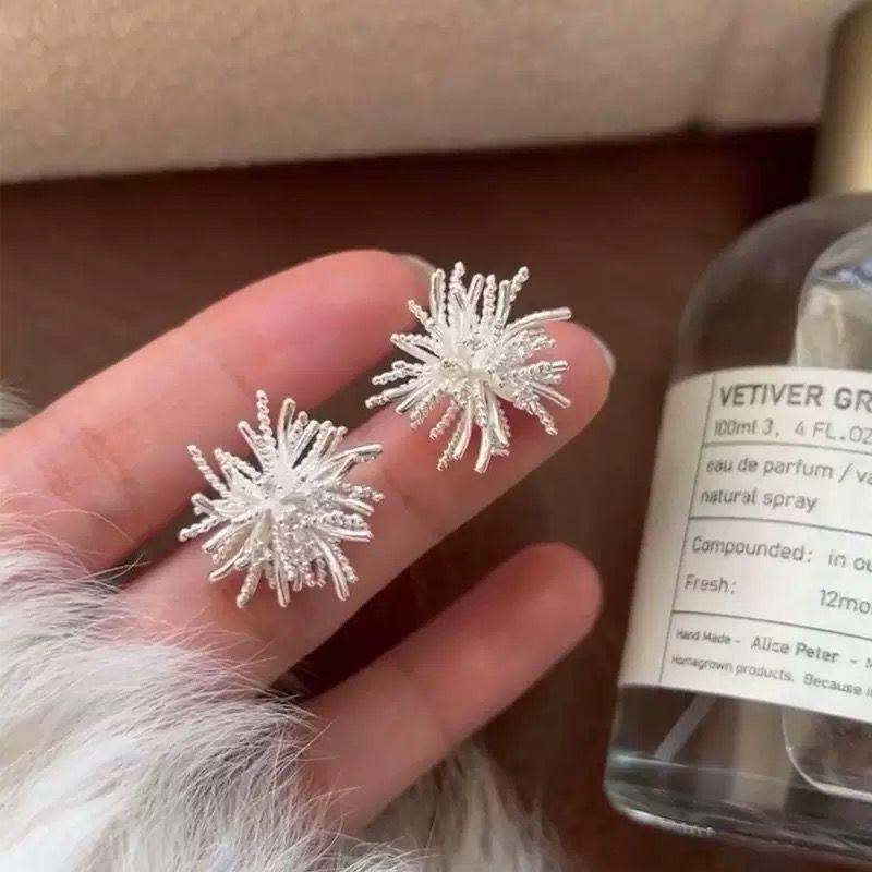 Преувеличенные металлические серьги-пусеты в виде неправильных цветов для женщин, модные серьги с жемчугом и полым узором, индивидуальные украшения для вечеринок, подарки для вечеринок