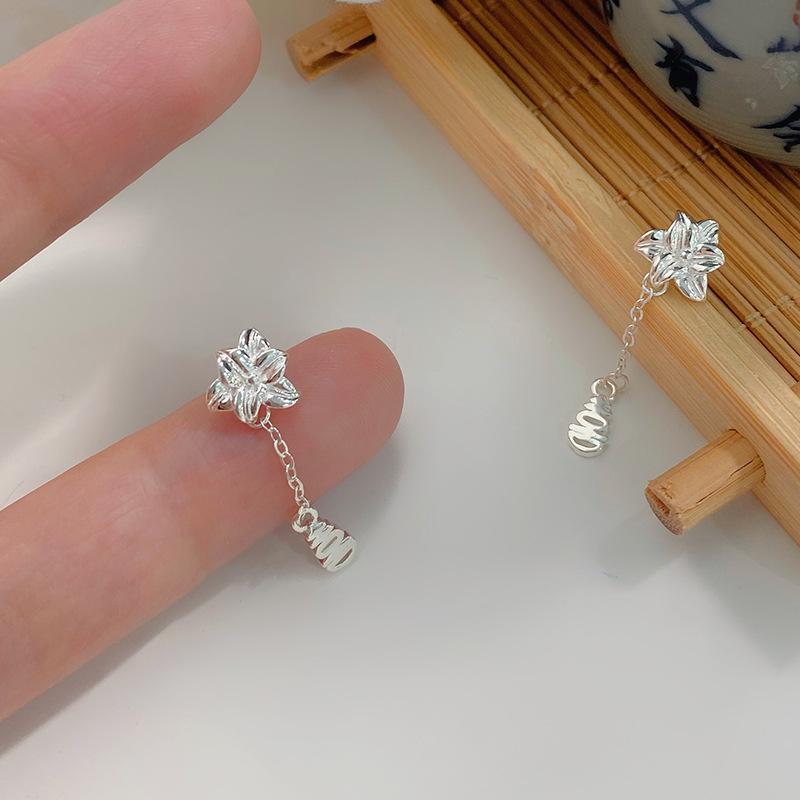 Серьги Flower Happy Tassel — это свежие, милые, элегантные и универсальные серьги-гвоздики