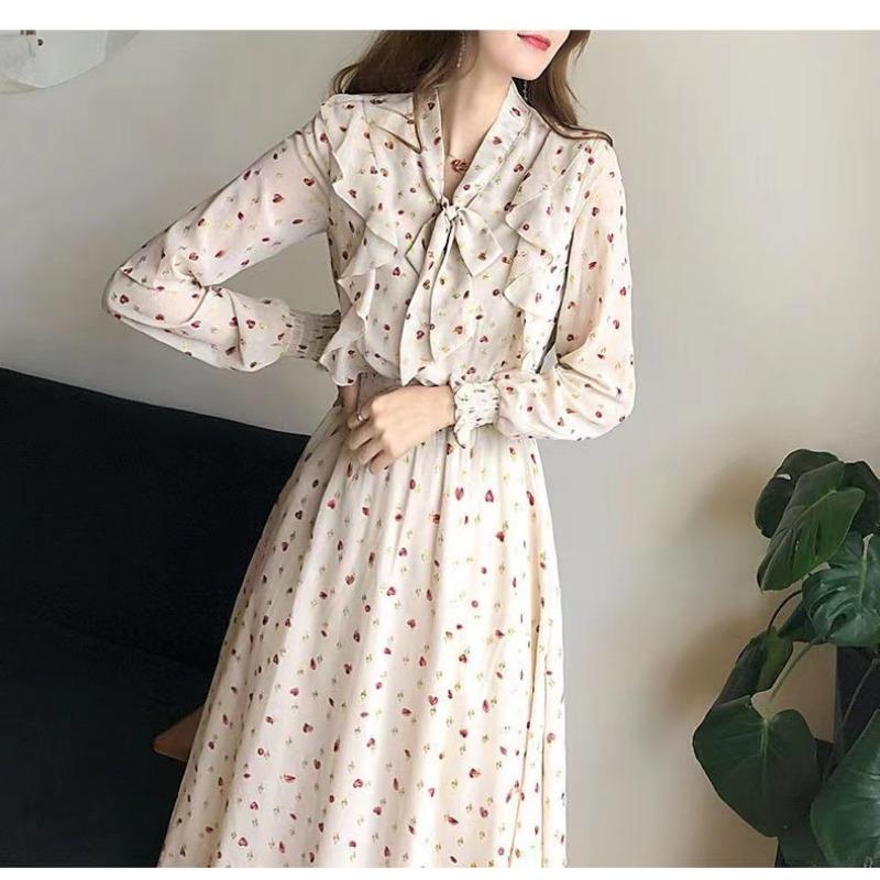 Шифоновое платье с цветочным принтом и бантом-бабочкой идеально подходит для женского весеннего гардероба