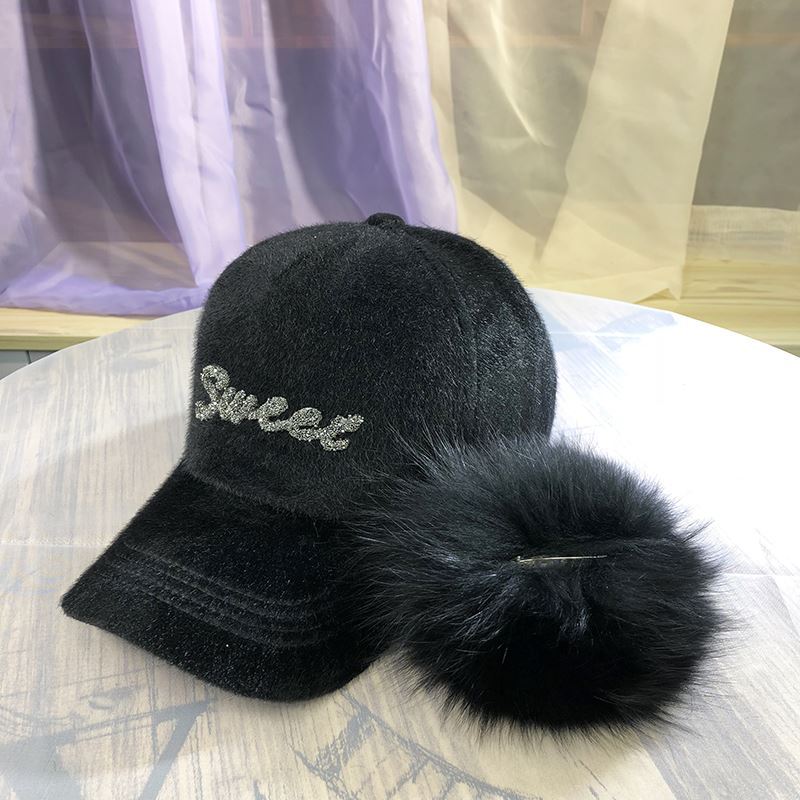 Осенне-зимняя теплая шапка женская бейсболка с искусственным помпоном, стразами и надписью в виде морского конька