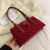 Ретро красная бархатная сумка на плечо легкая роскошная модная нишевая дизайнерская текстурная сумка элегантная женская новая осенне-зимняя маленькая квадратная упаковка