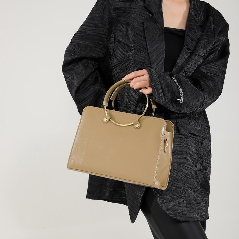 Женские сумки женские большой вместимости 2025 новые в иностранном стиле женские сумки простой тренд мода портативная плечевая маленькая квадратная сумка