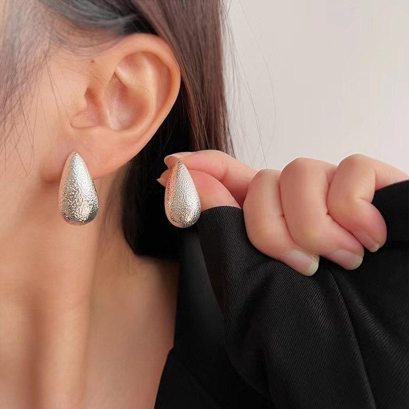 Изысканные серьги в форме капель с матовой матовой металлической отделкой