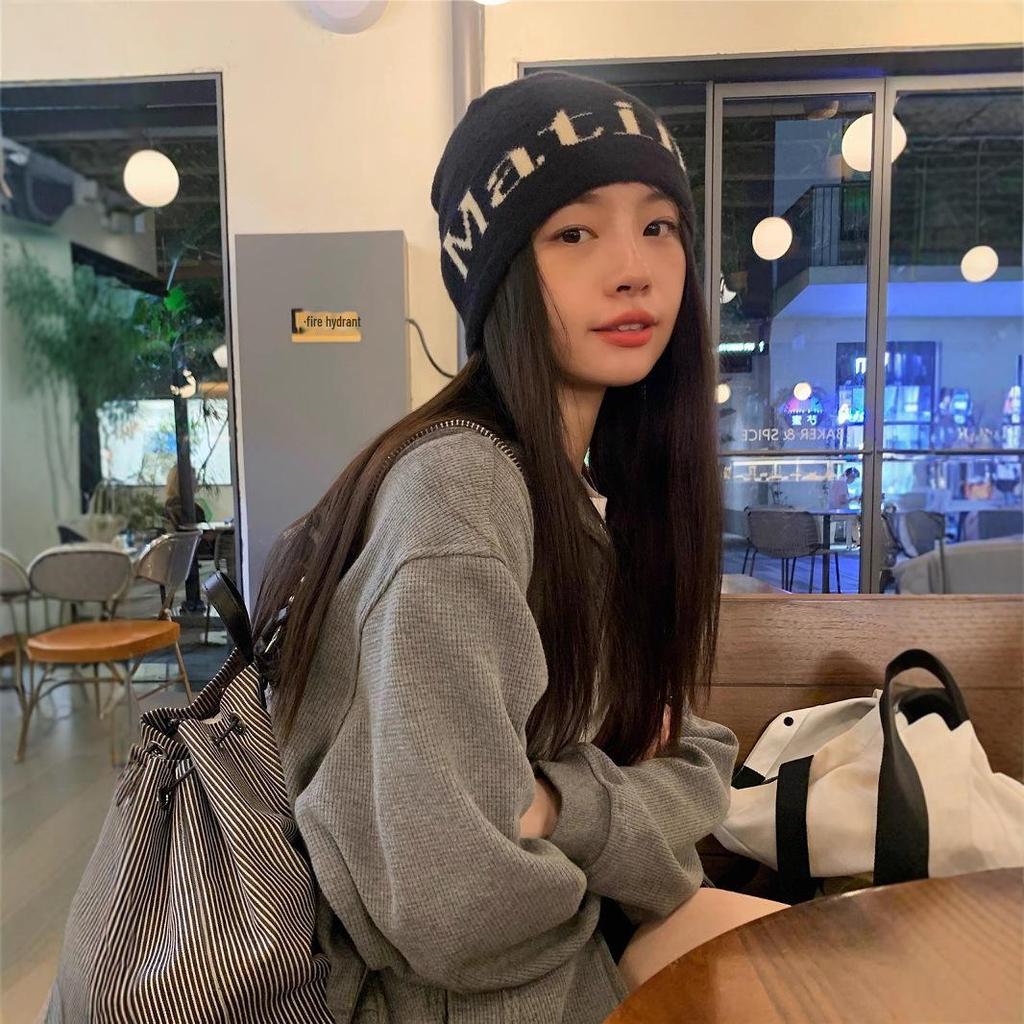 «Модные вязаные шапки унисекс 2024 года»: Теплая, универсальная шерстяная куртка на осень/зиму с ушами и стильным дизайном.