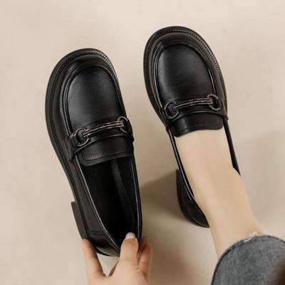 Женские лоферы из натуральной кожи в британском стиле 2023 года - плоский каблук, металлические акценты, удобные, не вызывающие усталости для работы