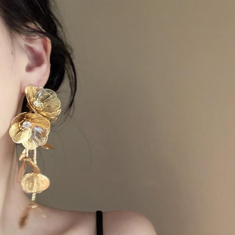 Gold Tassel Flower Earrings: Exaggerated Round Face Clips, Light Luxury Bridal Earrings for Women