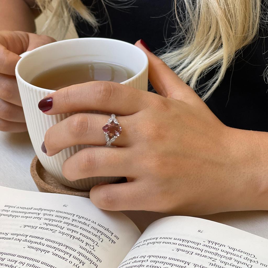 Кольцо с изменяющимся цветом зултанита, серебряное кольцо с драгоценным камнем из зултанита в виде капли, цвет камня меняется с изменением дневного света.