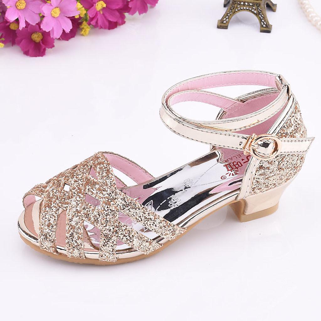 Нарядные блестящие детские туфельки на изящном каблучке для девочек