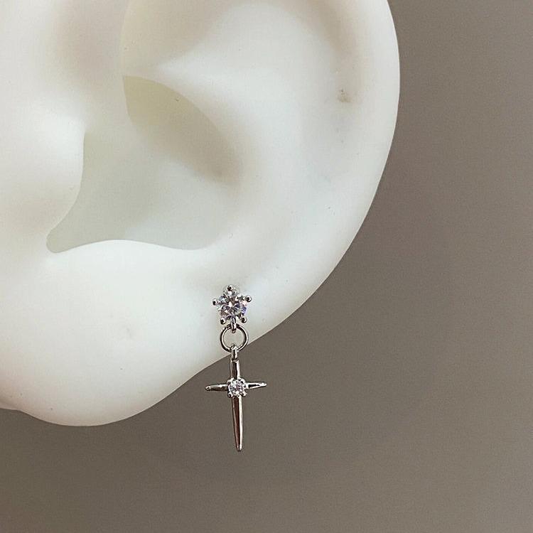 Серьги-гвоздики из титана с крестом «Преданная молитва» — модный легкий дизайн 2024 г.