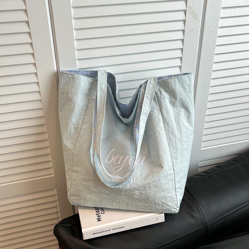 Тенденция личности повседневная простая летняя новая 2025 мода большая вместимость сумка женская в иностранном стиле на плечо сумка-тоут