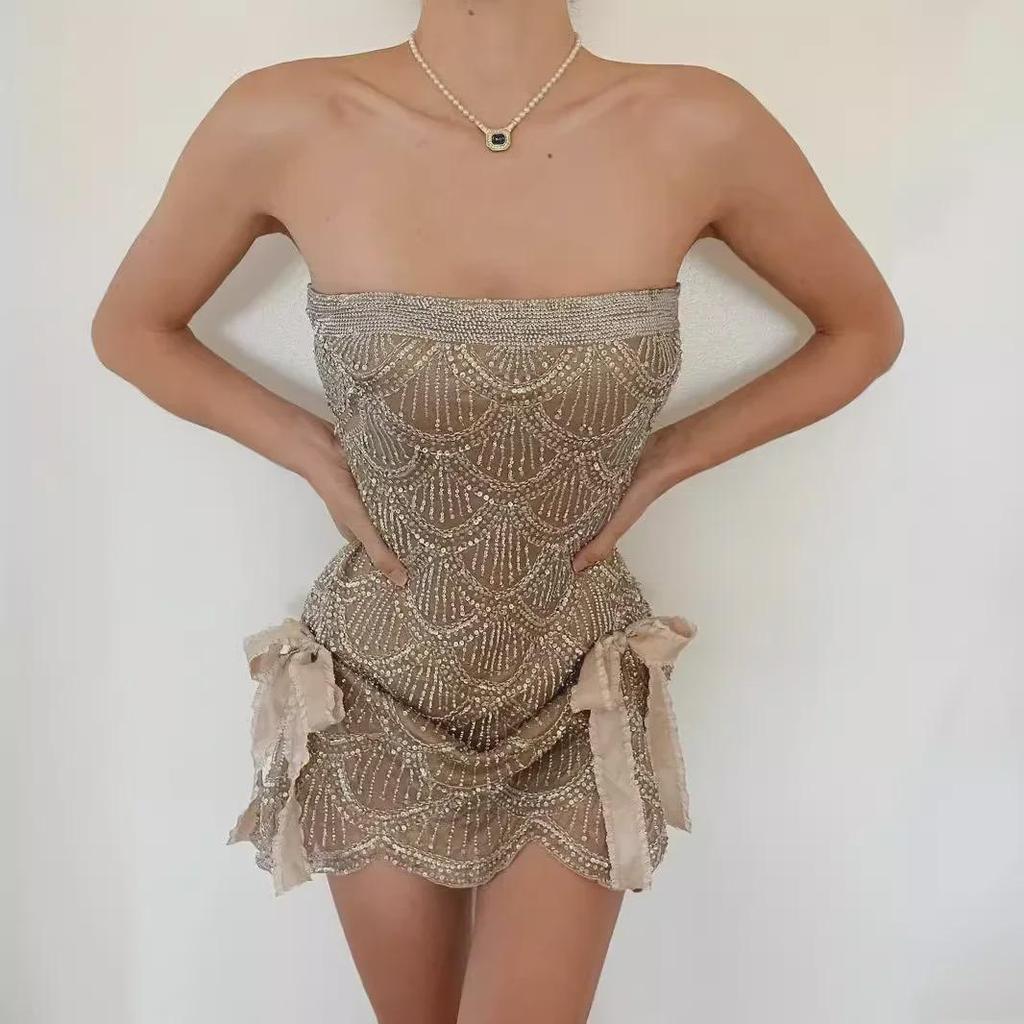 Элегантное мини-платье с пайетками весна/лето 2023 года — стильная праздничная одежда без бретелек