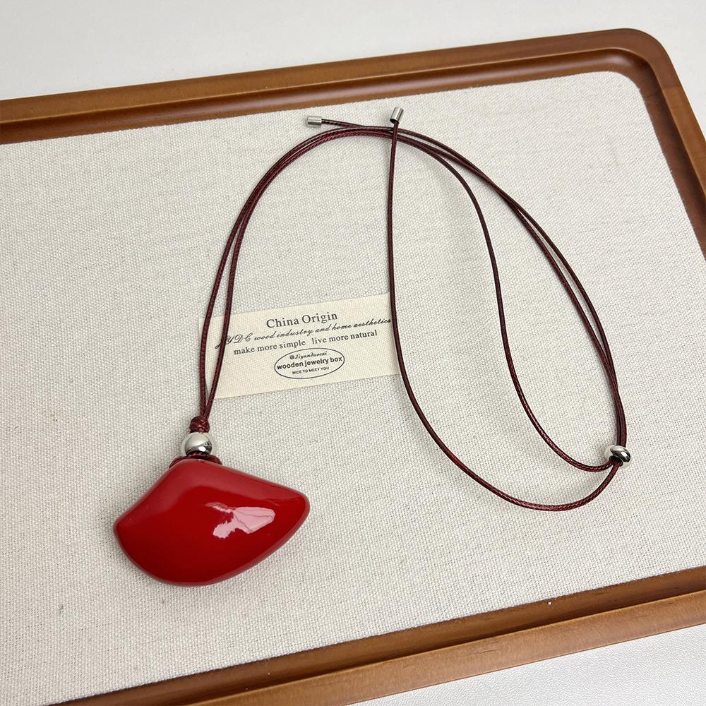 Французское ретро металлическая ракушка кожаная веревка длинное ожерелье для женщин 2024 новое регулируемое простое висящая цепочка на шею свитер