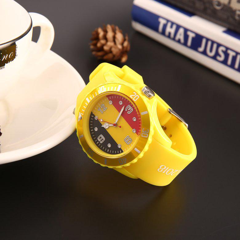 наручные часы показывают время, спортивная тематика